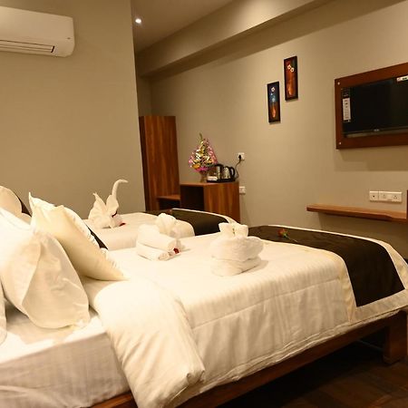 Neel Clarks Inn Express Агра Экстерьер фото