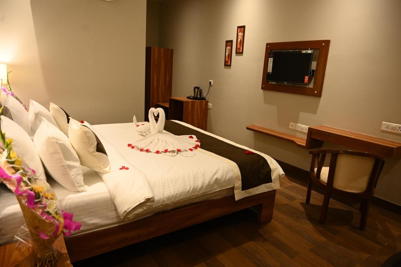 Neel Clarks Inn Express Агра Экстерьер фото