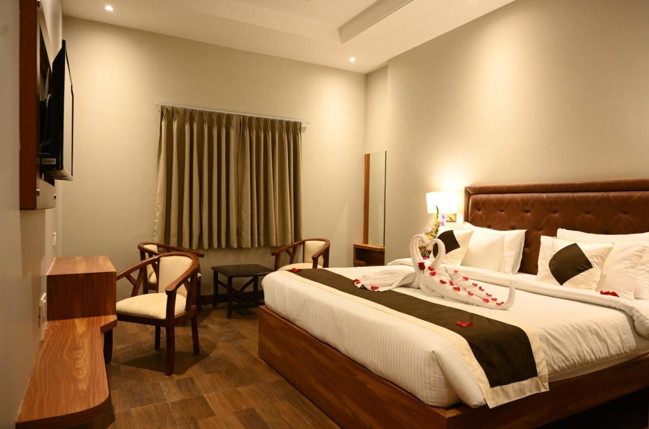 Neel Clarks Inn Express Агра Экстерьер фото