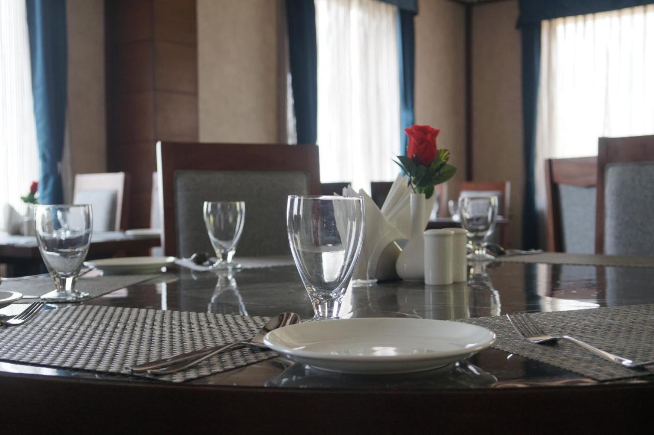 Neel Clarks Inn Express Агра Экстерьер фото