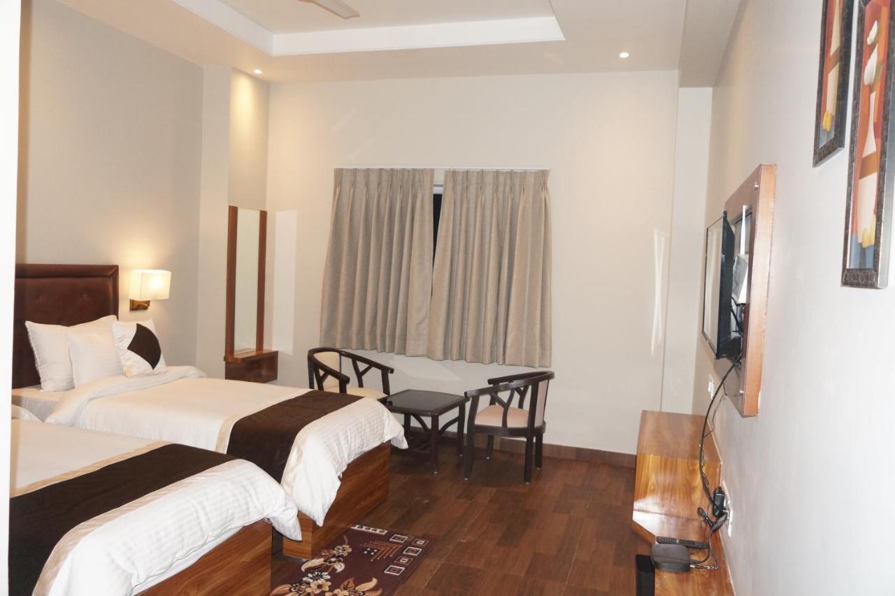Neel Clarks Inn Express Агра Экстерьер фото