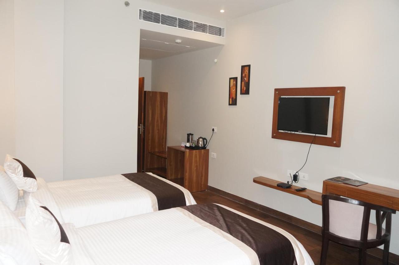Neel Clarks Inn Express Агра Экстерьер фото