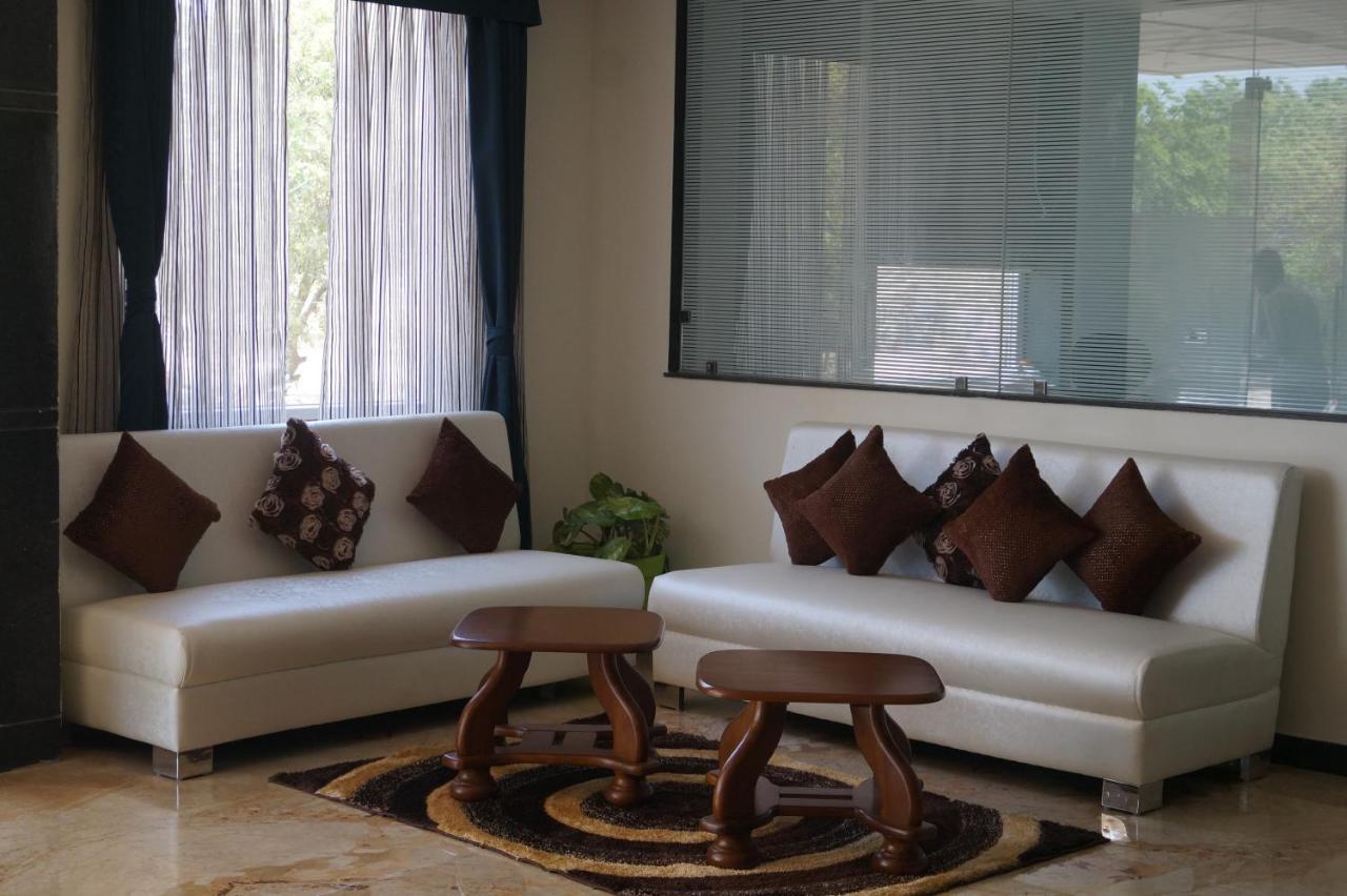 Neel Clarks Inn Express Агра Экстерьер фото