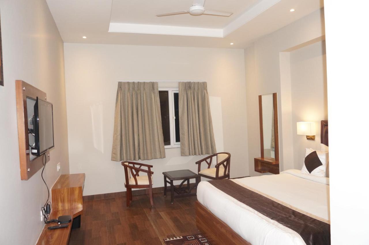 Neel Clarks Inn Express Агра Экстерьер фото