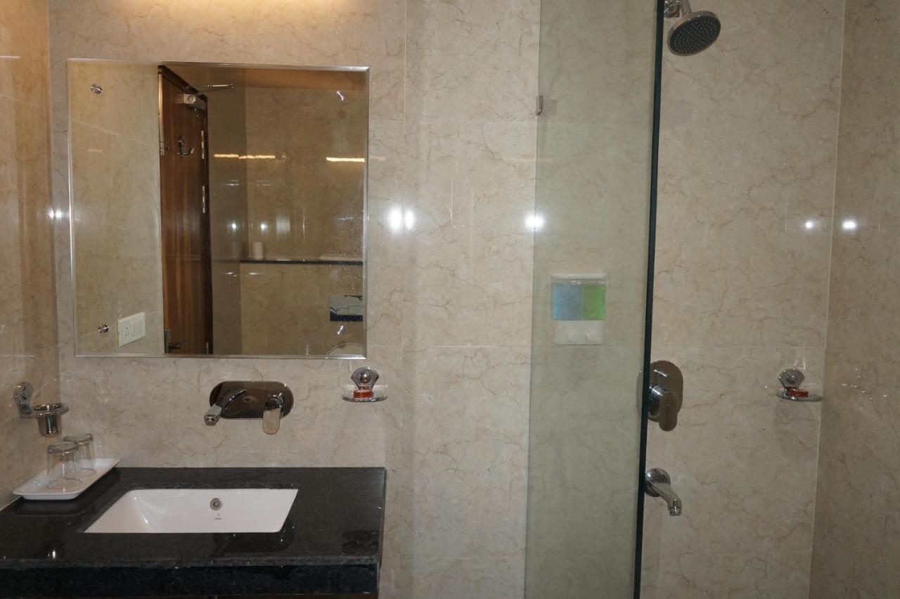 Neel Clarks Inn Express Агра Экстерьер фото