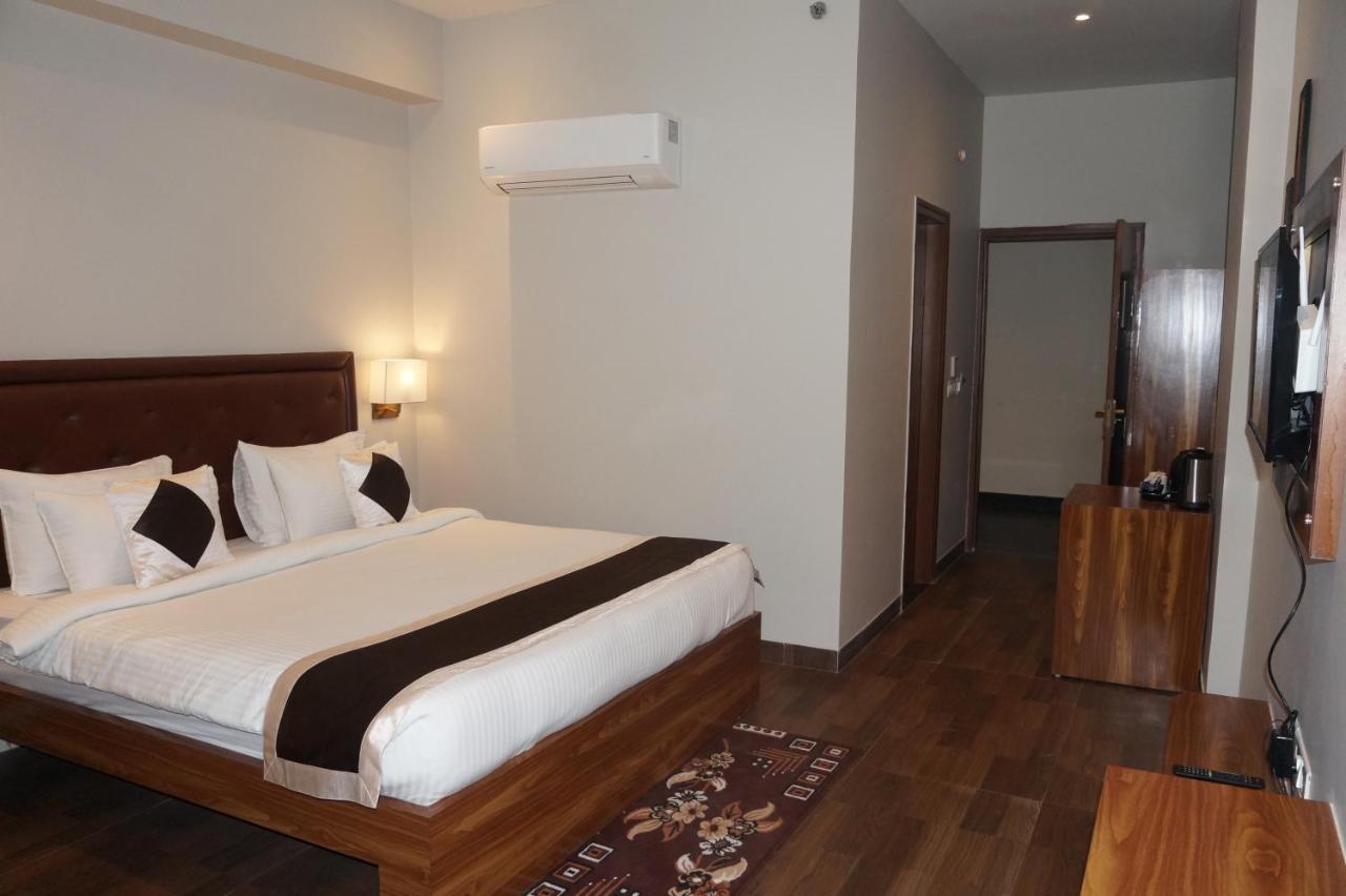 Neel Clarks Inn Express Агра Экстерьер фото