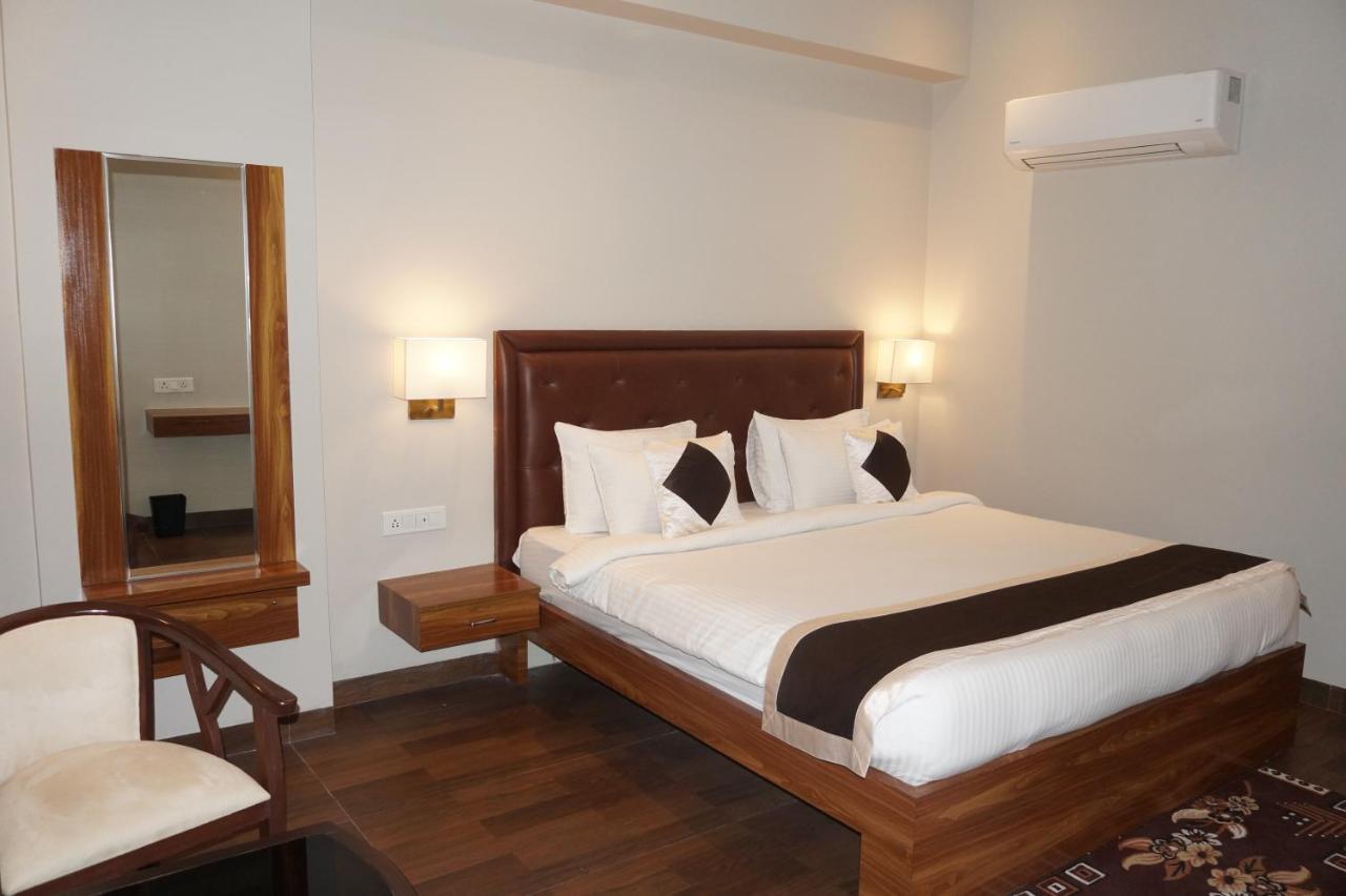 Neel Clarks Inn Express Агра Экстерьер фото