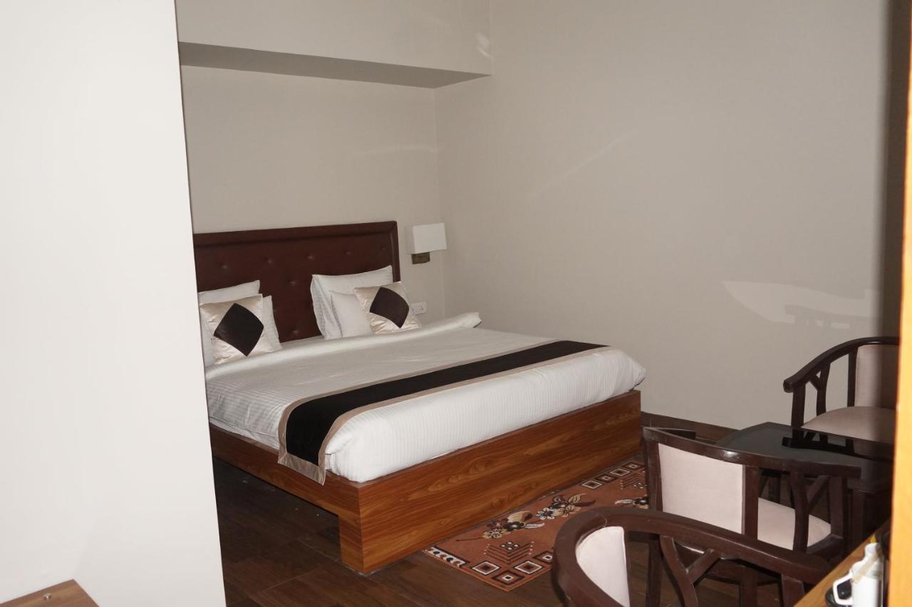 Neel Clarks Inn Express Агра Экстерьер фото